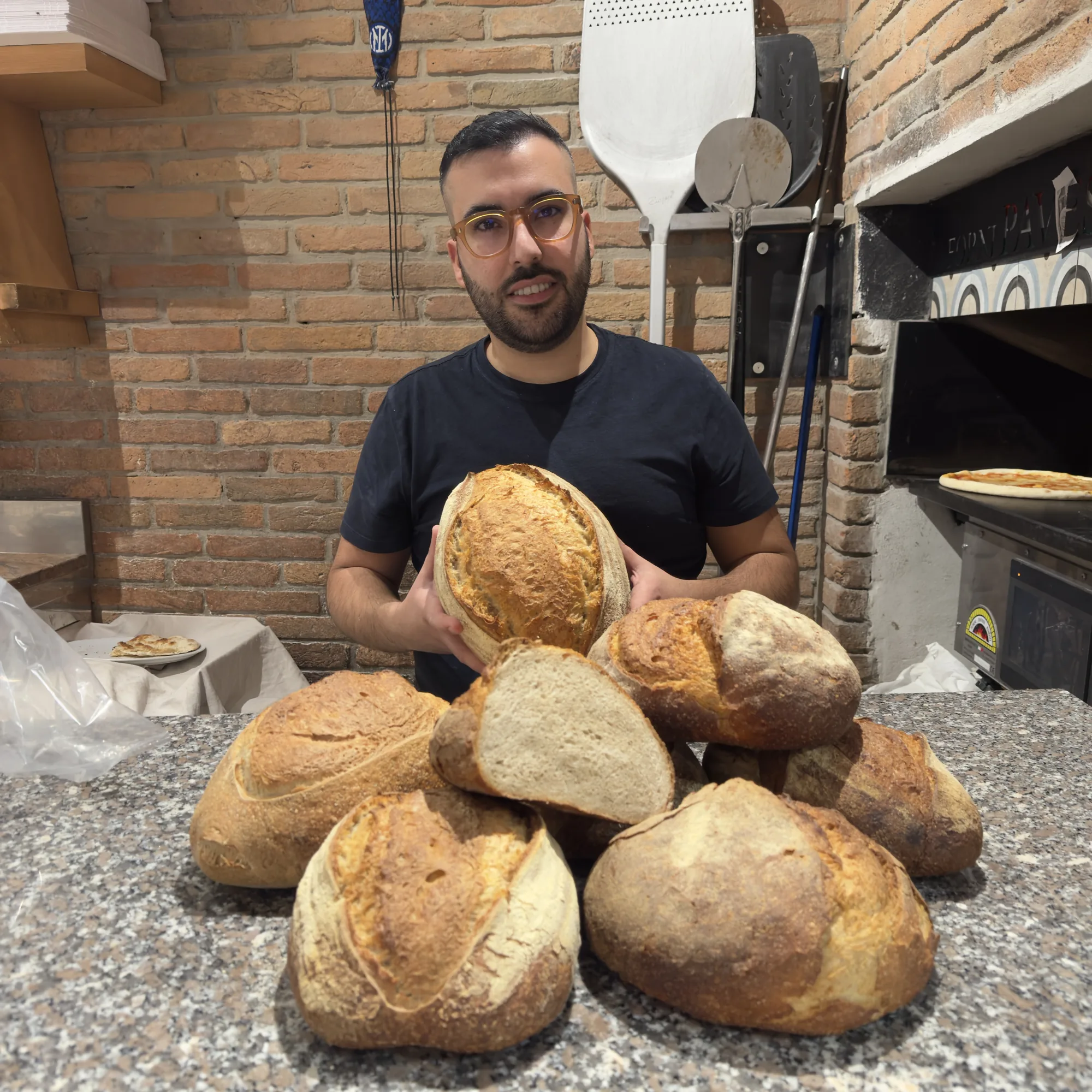 Francesco prepara il pane e le specialità al forno da Estebar a Ferrara