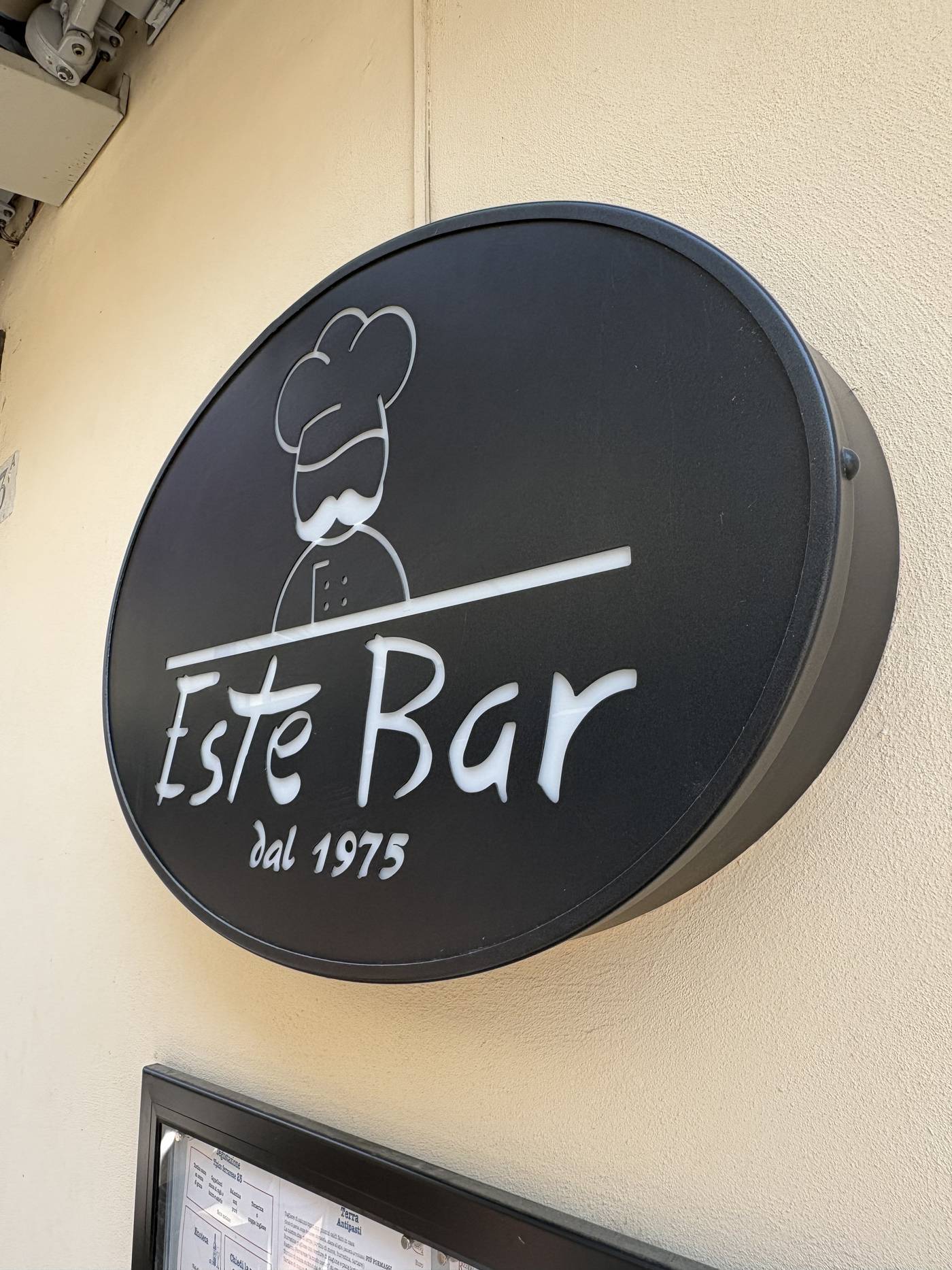 Insegna di Estebar, ristorante e pizzeria a Ferrara dal 1975