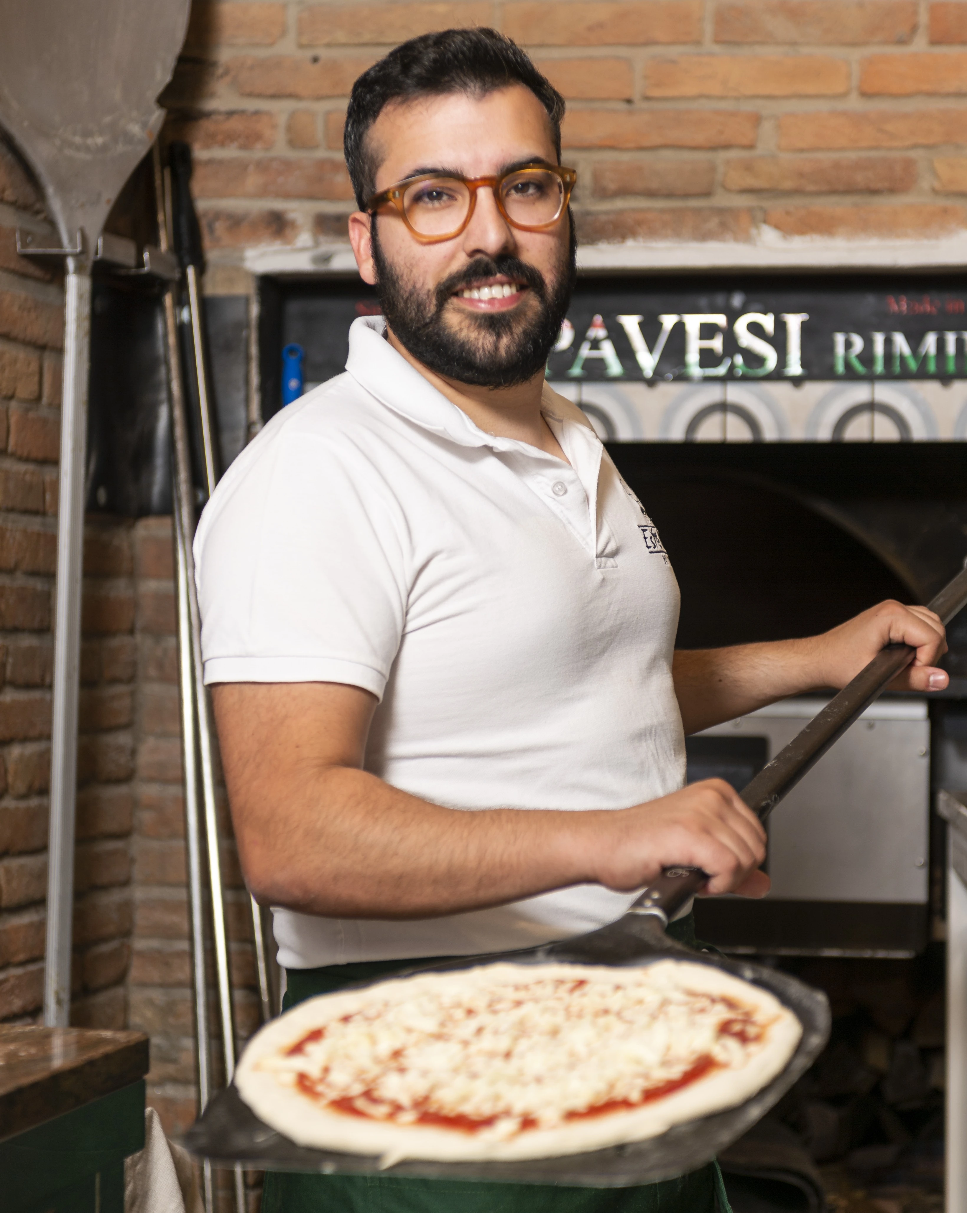 Marco Raiti con una pizza appena sfornata, pizzaiolo di Estebar Ferrara
